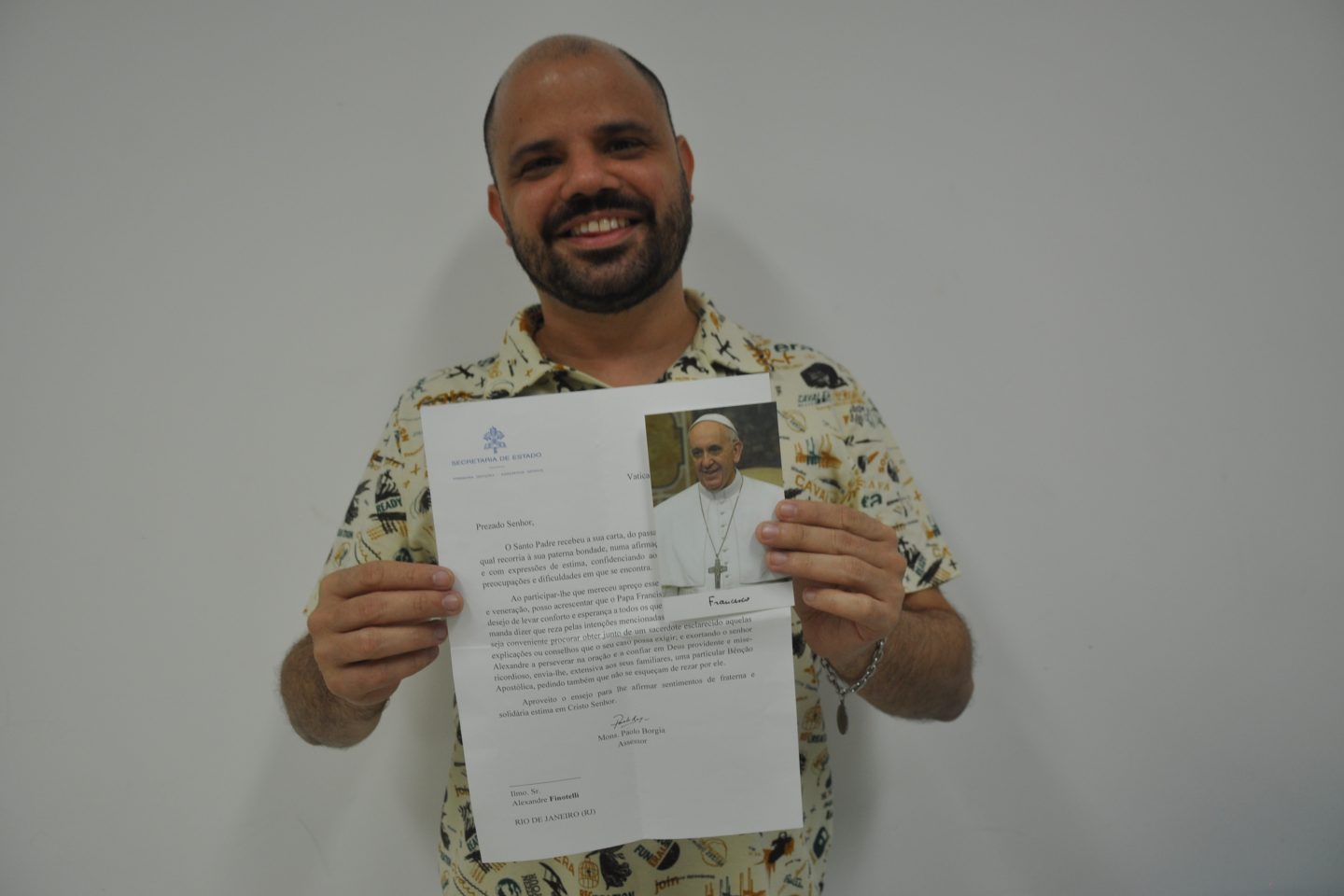 Alexandre Sinotelli e a carta do Papa Francisco: emoção e força para seguir na fé católica mesmo enfrentando preconceitos (Foto: Elis Bartonelli)