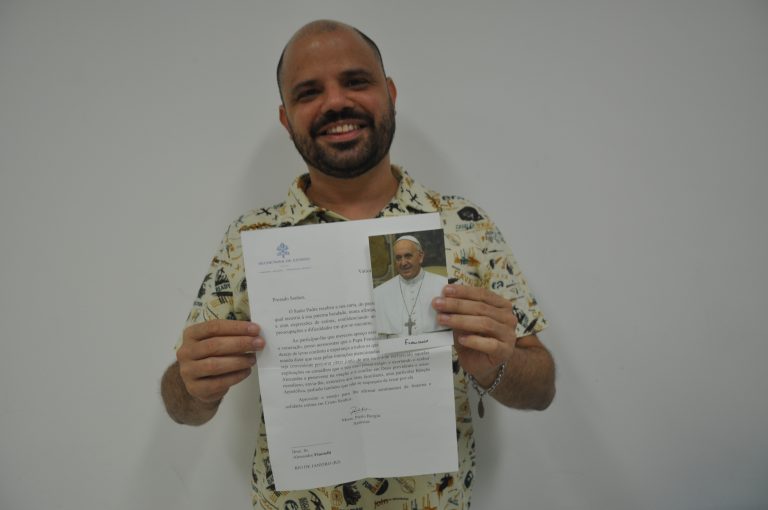 Alexandre Sinotelli e a carta do Papa Francisco: emoção e força para seguir na fé católica mesmo enfrentando preconceitos (Foto: Elis Bartonelli)