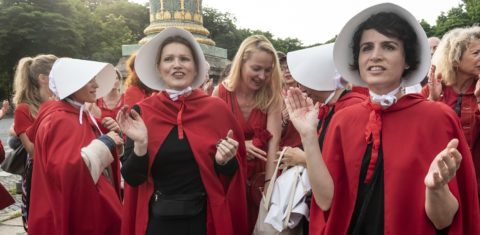 Ativistas se vestem como as personagens de "The Handmaid's Tale" para protestar contra a proibição do aborto em frente à Embaixada dos EUA em Paris. Foto Samuel Boivin/NurPhoto