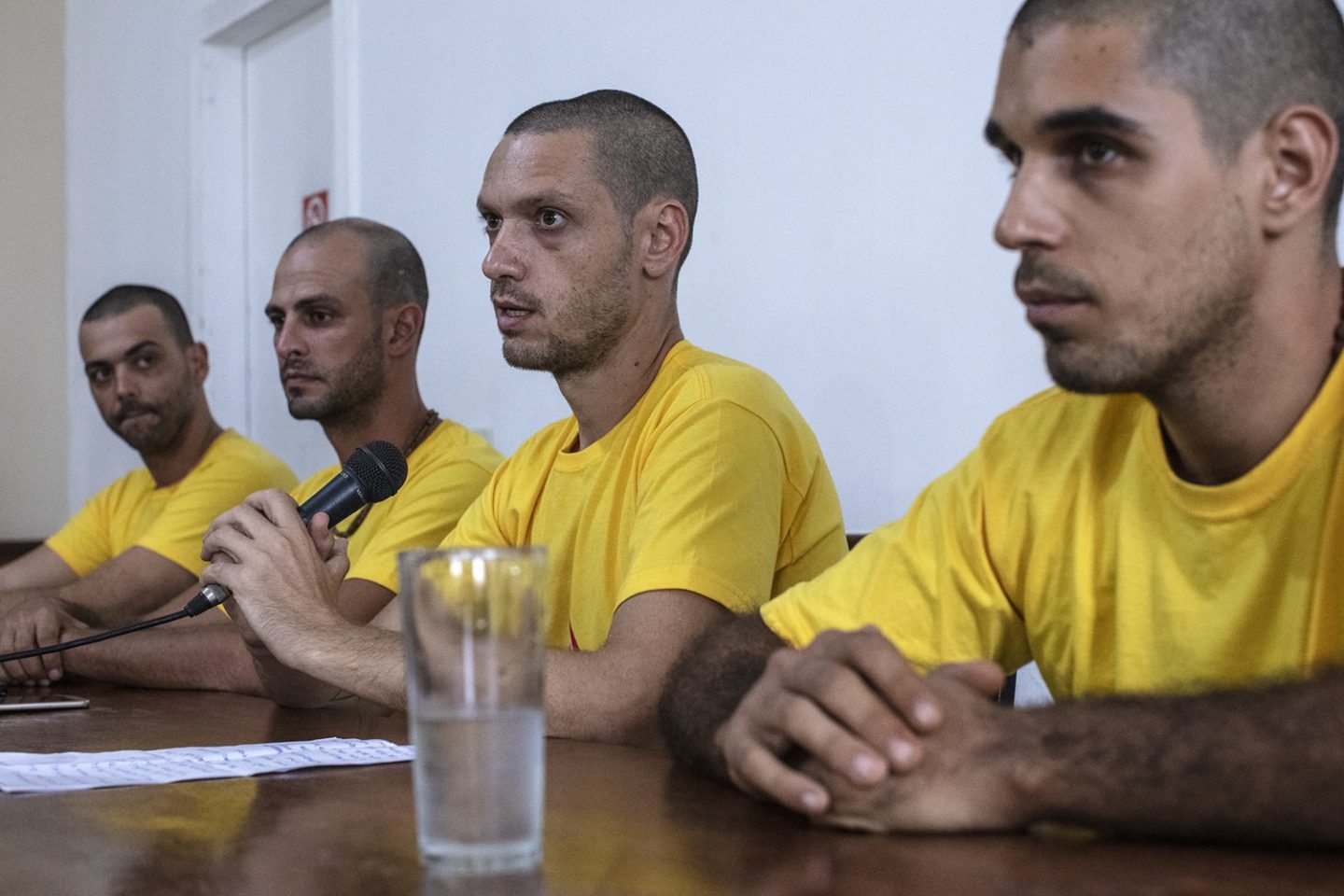 Primeira entrevista coletiva dos quatro integrantes da Brigada de Incêndio de Alter do Chão, no hotel Belo Alter, depois de deixarem a prisão. A partir da esquerda: Gustavo, Marcelo, Daniel e João. Foto Marizilda Cruppe.