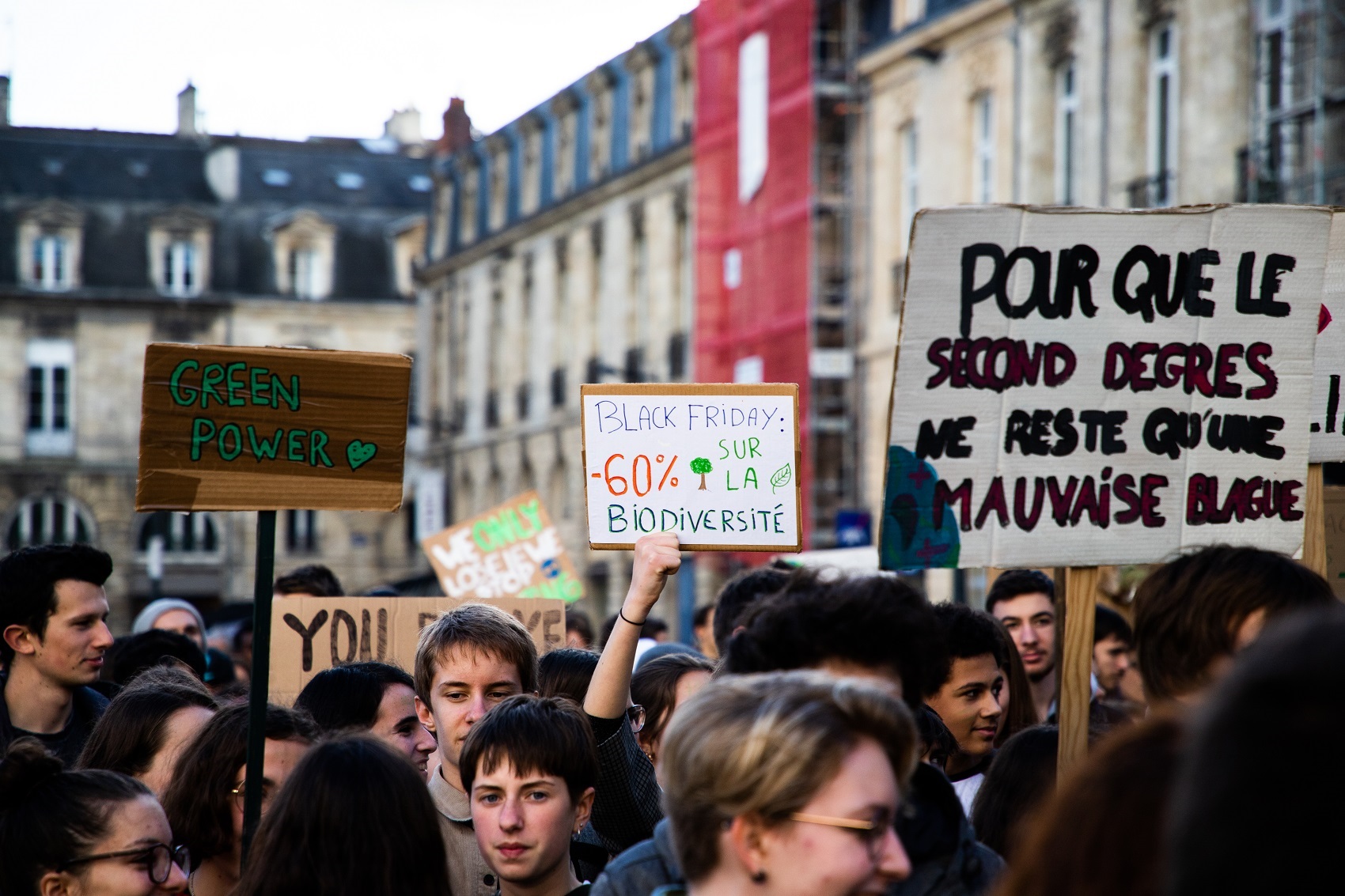 Protestantes fazem uma marcha contra o Black Friday, em Bordeaux, na França. Foto Jerome Gilles/NurPhoto