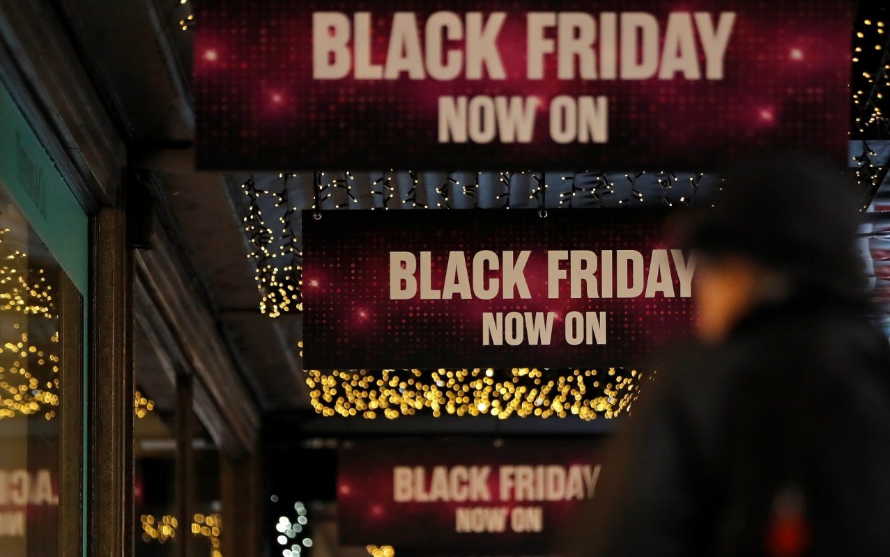 Anúncio do 'Black Friday' em uma loja na Oxford Street, em Londres. Foto Tolga Akmen/AFP