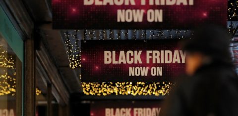 Anúncio do 'Black Friday' em uma loja na Oxford Street, em Londres. Foto Tolga Akmen/AFP
