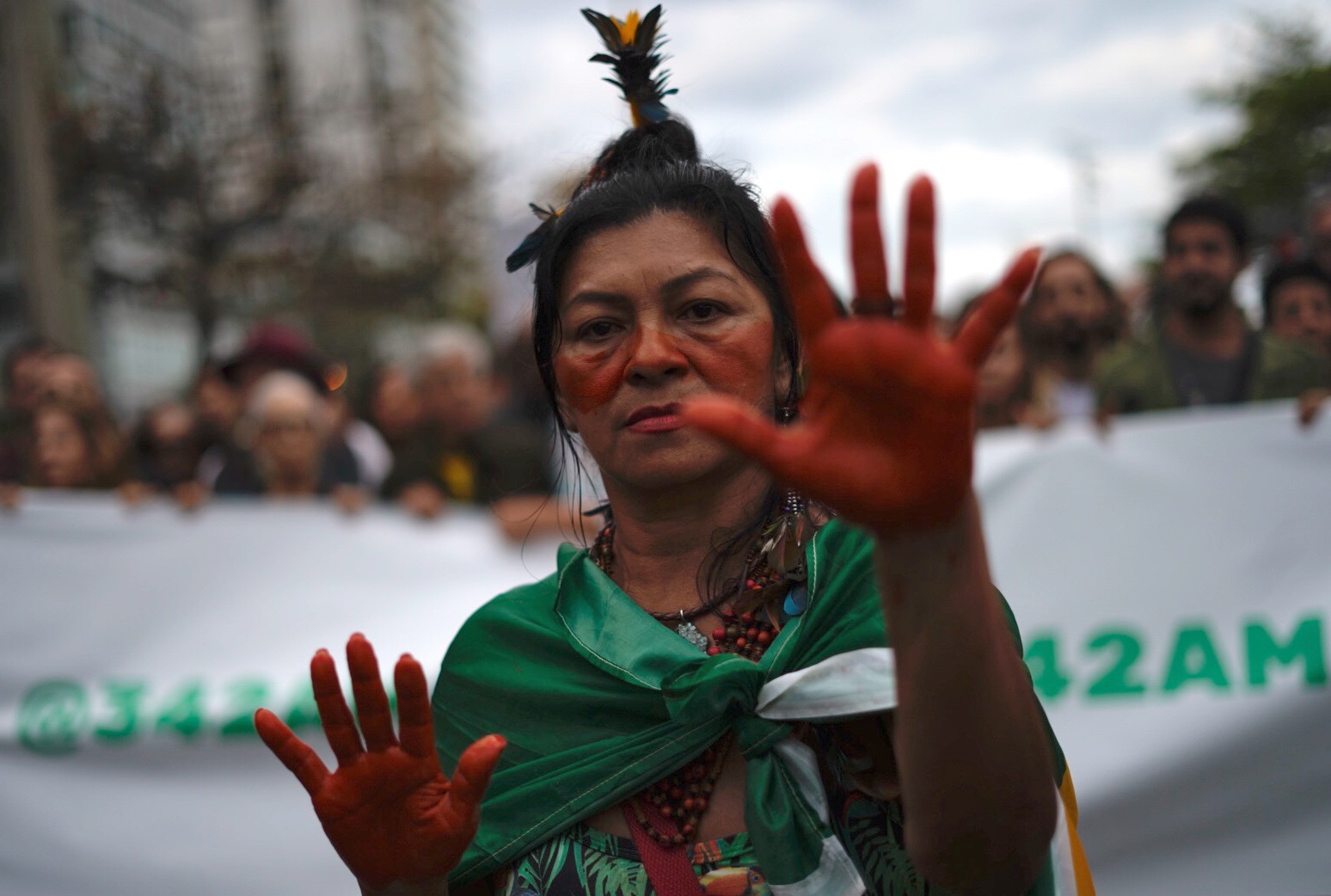 Indígena protesta no Rio de Janeiro contra a perseguição na Amazônia. Foto Mauro Pimentel/AFP