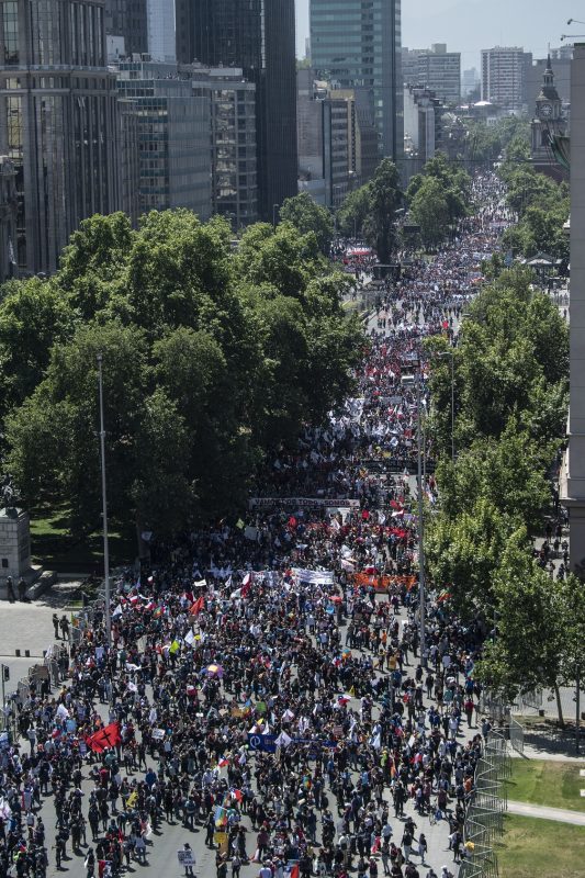 Manifestantes lotam as ruas em frente ao Palácio de La Moneta, sede do governo chileno. Foto Pedro Ugarte/AFP