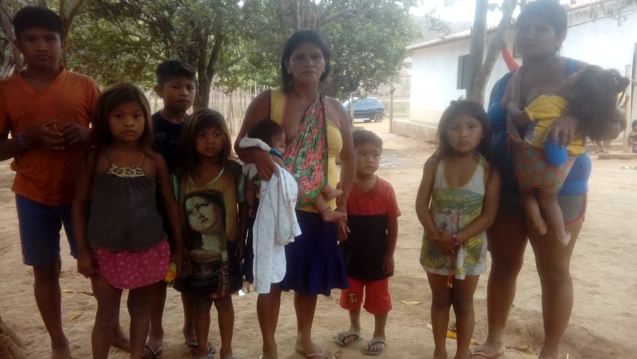 Foto das famílias que ficaram órfãos após as mortes de caciques Guajajara no sábado, dia 7 de dezembro (Divulgação)