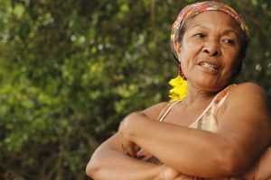 Elisa de Souza, cujo nome indígena Pataxó é Katauá: "Acho que os animais que sobreviveram vão se mudar, porque não vão também beber dessa água" (Foto: Camila Nóbrega)