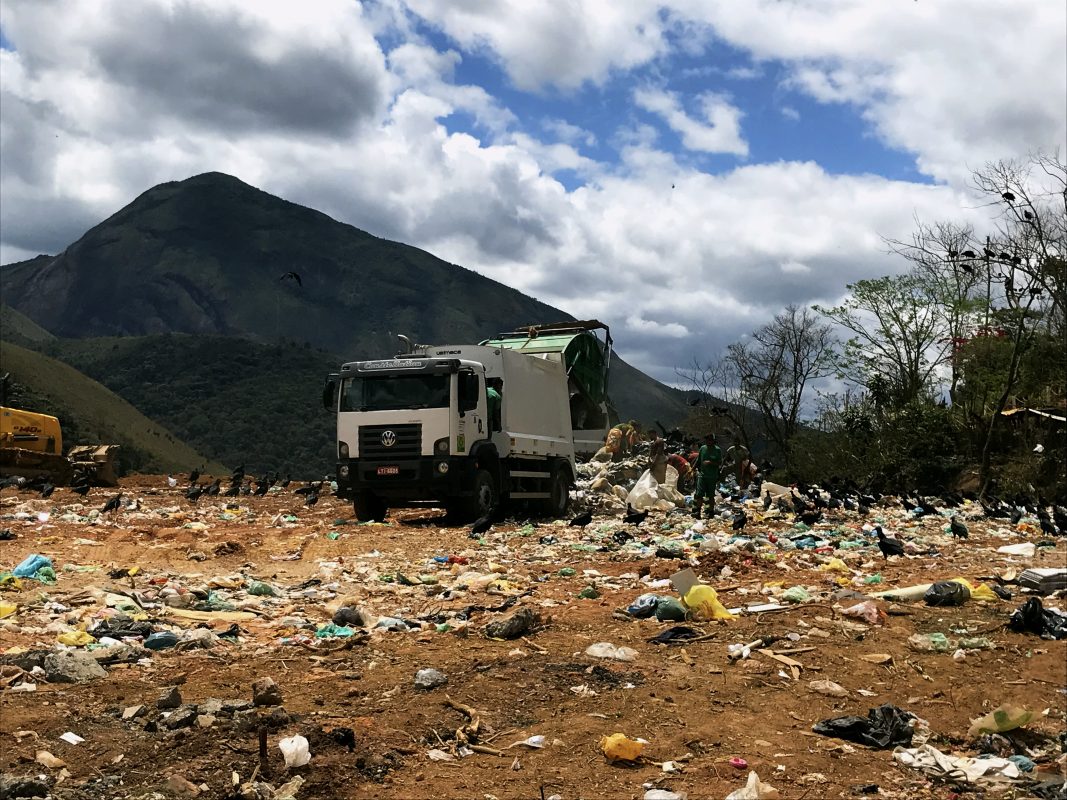 Lixão de Teresópolis: funcionamento contra a legislação e projeto de usina para reciclagem. Foto de Bruna Martins
