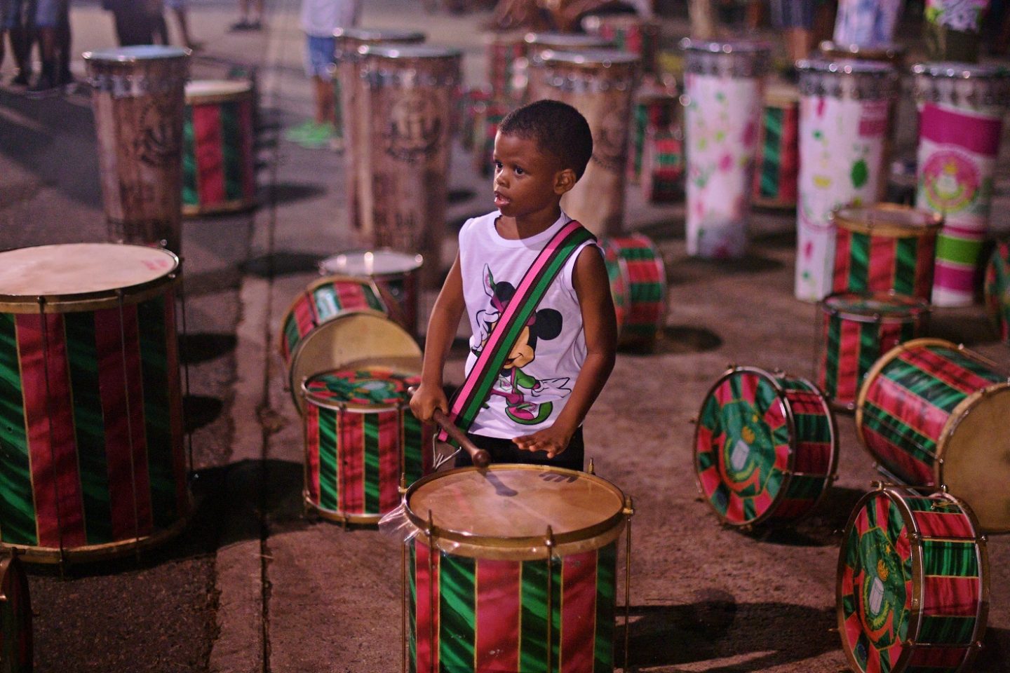 O jovem ritmista aguarda o início do ensaio técnico da Mangueira no Sambódromo. Foto Carl de Souza/CDS/AFP