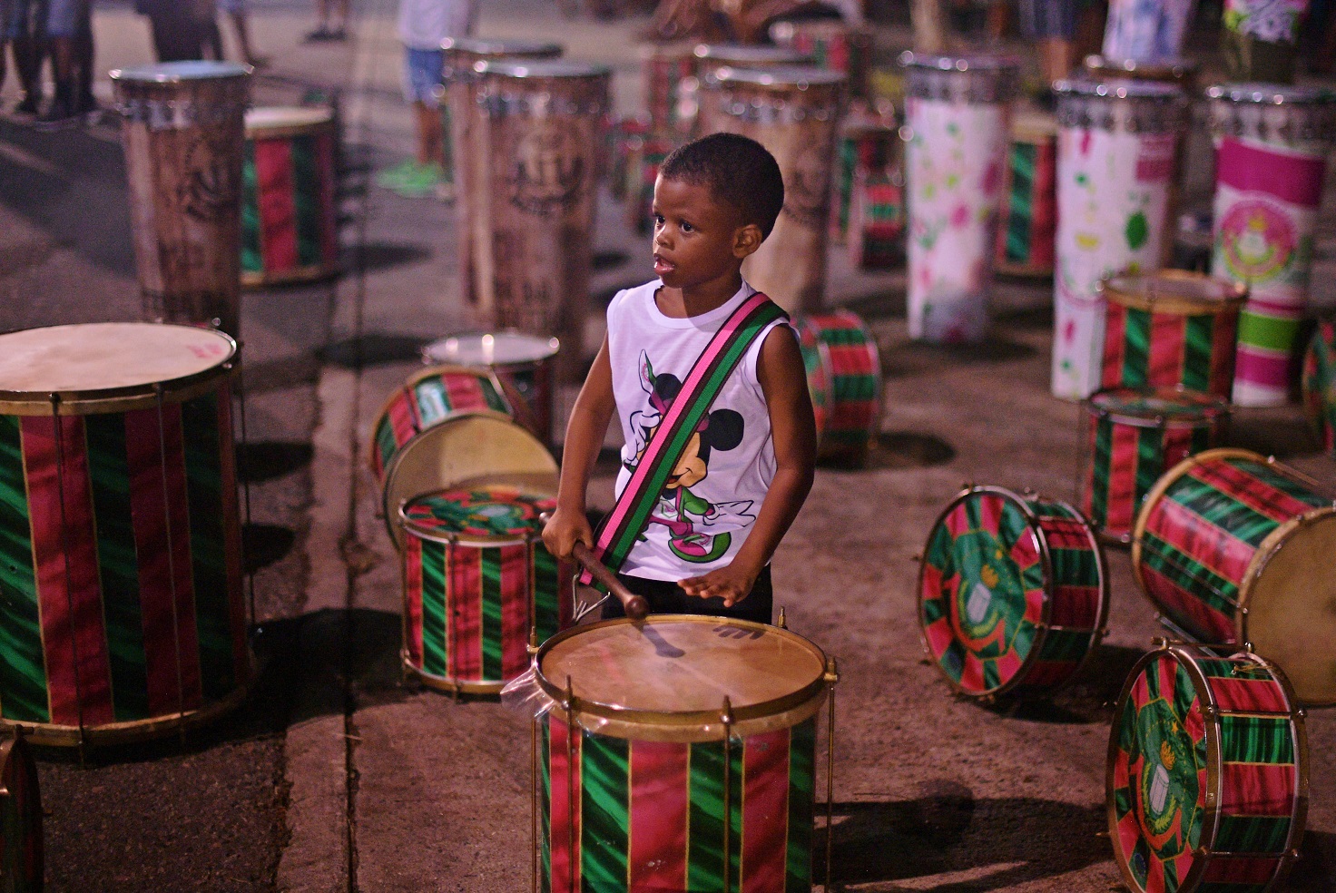 O jovem ritmista aguarda o início do ensaio técnico da Mangueira no Sambódromo. Foto Carl de Souza/CDS/AFP