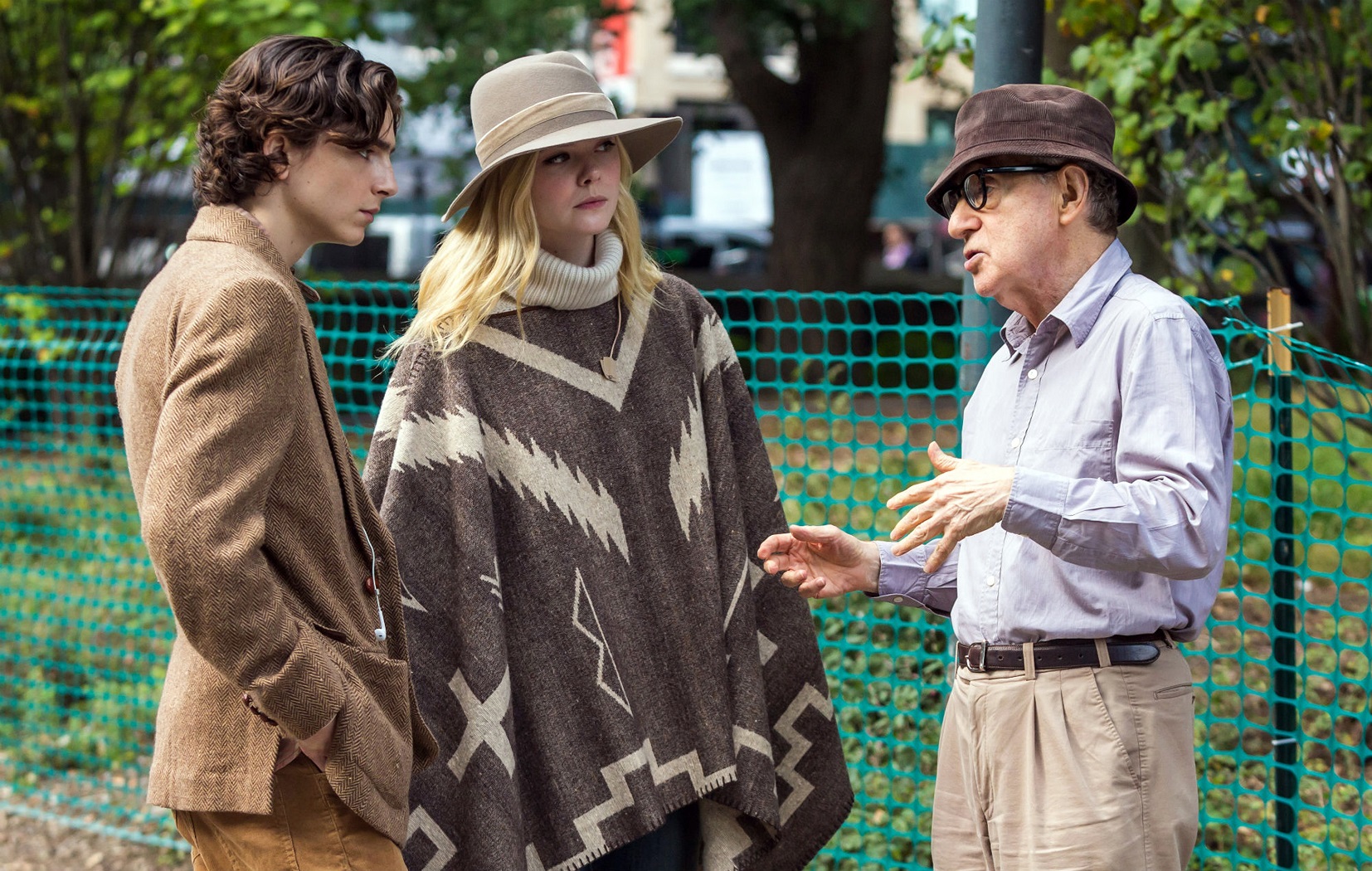 Timothee Chalamet, Elle Fanning e Woody Allen durante as gravações de "Um dia de chuva em Nova York". Foto Divulgação