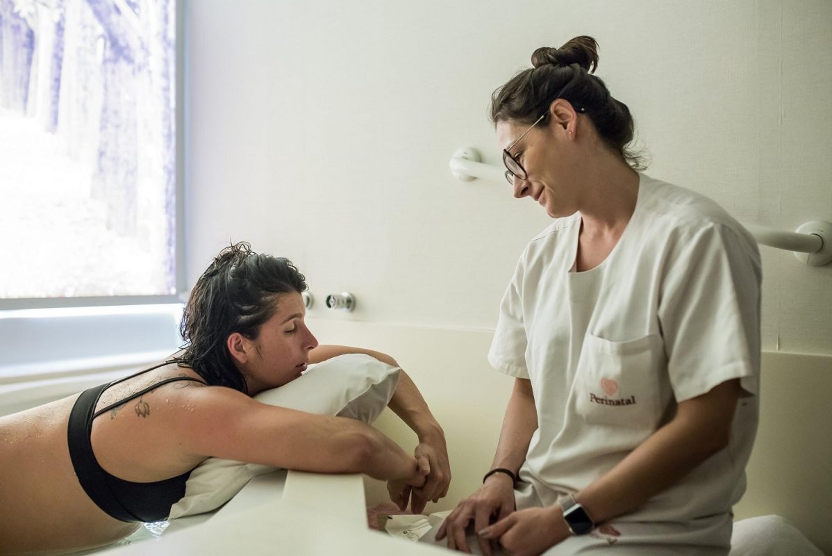 Anna Beatriz Herif com a paciente em ‘período expulsivo’ de parto. Foto Débora Silveira