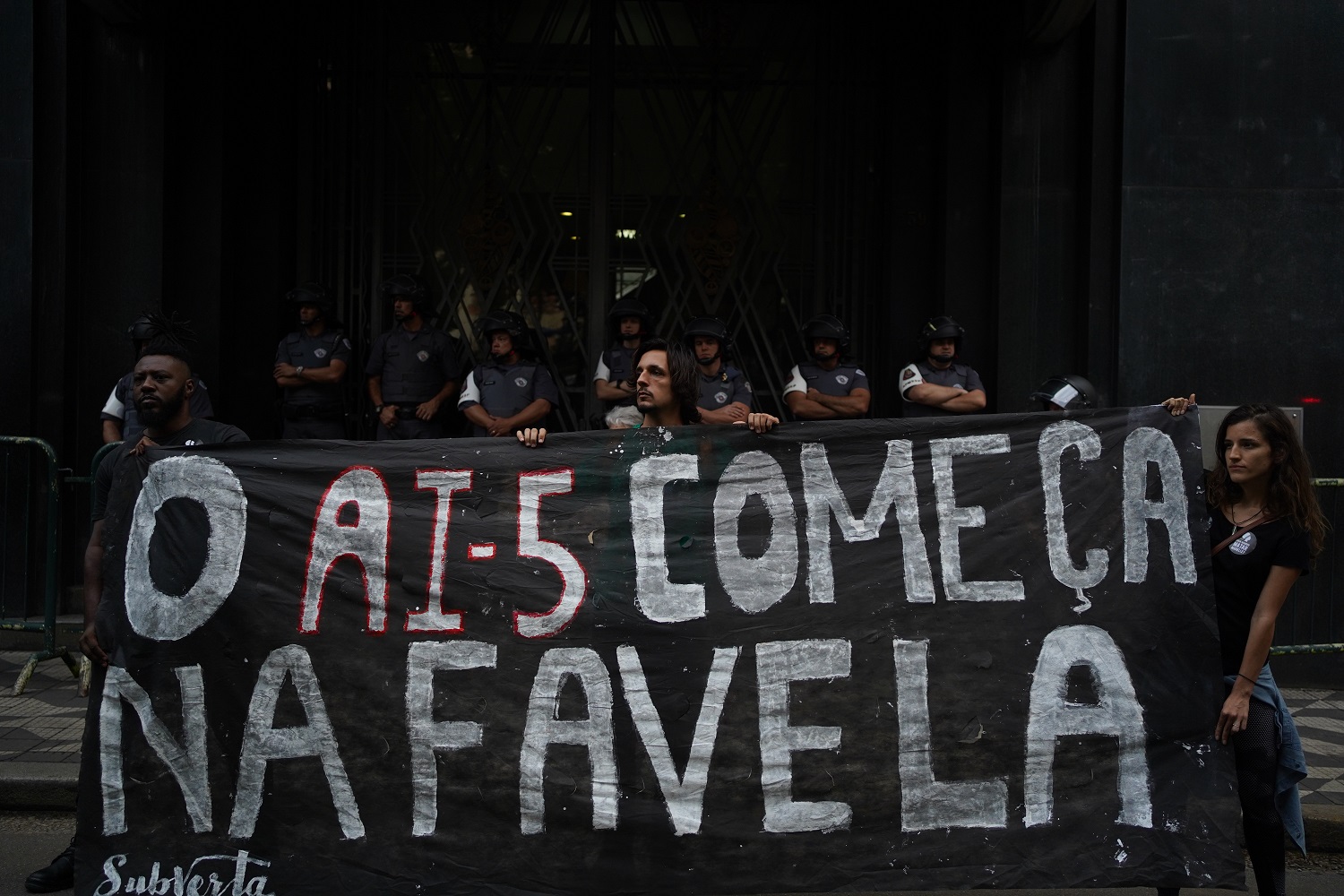 Manifestantes lembram o AI5 durante ato em SP contra o massacre de Paraisópolis. Foto Felipe Beltrame/NurPhoto