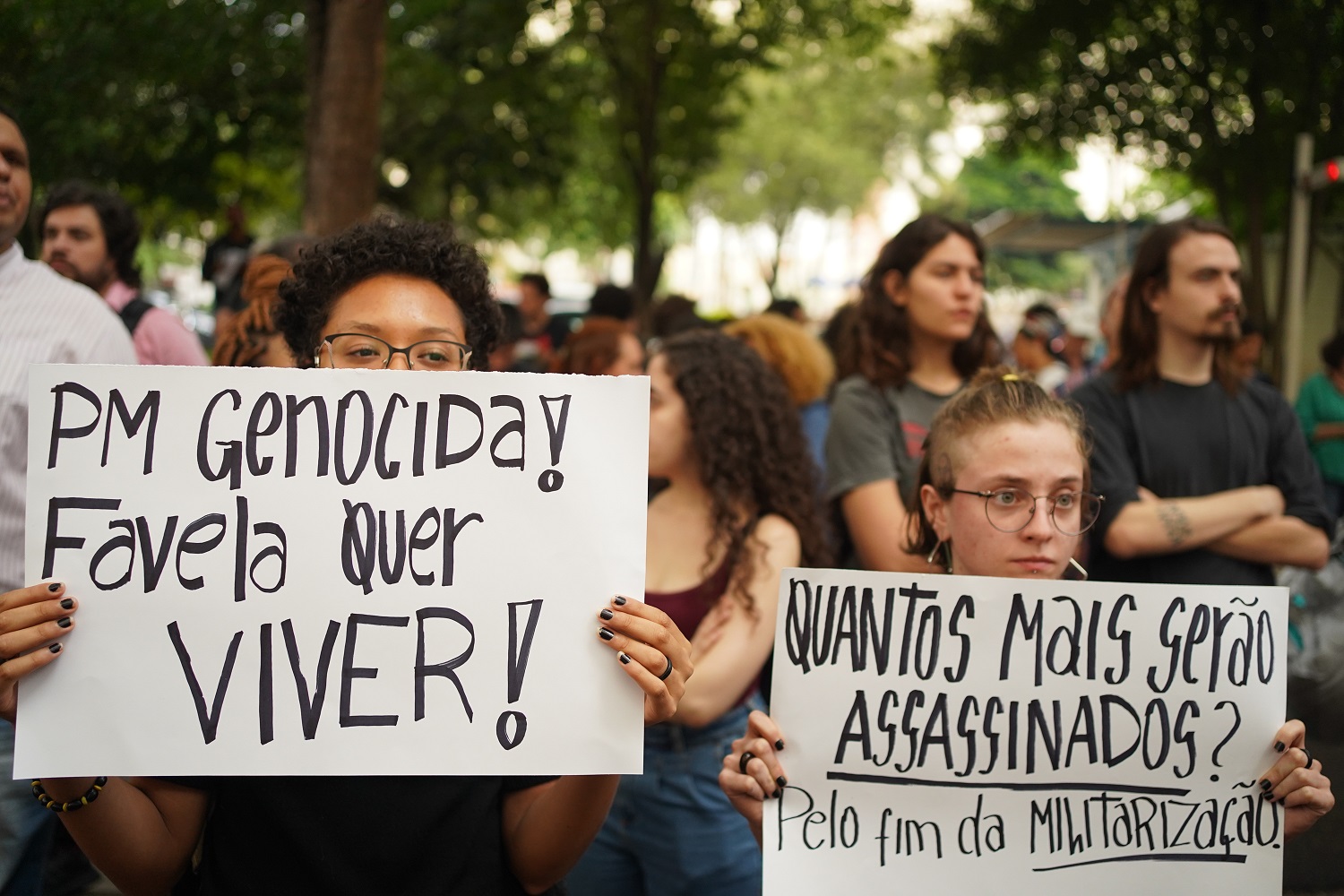 Manifestantes seguram cartazes em protesto contra o massacre de Paraisópolis.  Foto Felipe Beltrame/NurPhoto