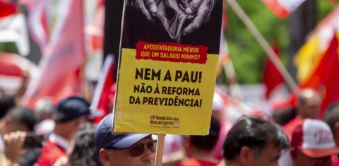 Manifestantes protestam em São Paulo contra o projeto de reforma da previdência. Foto Suamy Beydoun/AGIF