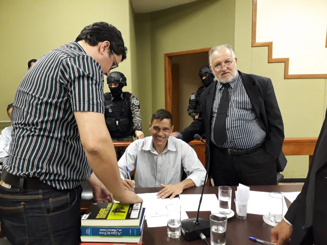 O caseiro Marcelo Rodrigues dos Santos sorri após receber a sentença. Ele foi acusado de apresentar os jovens ao então vereador. Foto Natália Silva