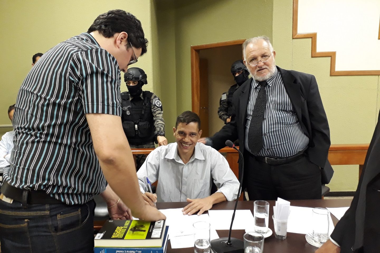 O caseiro Marcelo Rodrigues dos Santos sorri após receber a sentença. Ele foi acusado de apresentar os jovens ao então vereador. Foto Natália Silva