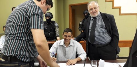 O caseiro Marcelo Rodrigues dos Santos sorri após receber a sentença. Ele foi acusado de apresentar os jovens ao então vereador. Foto Natália Silva