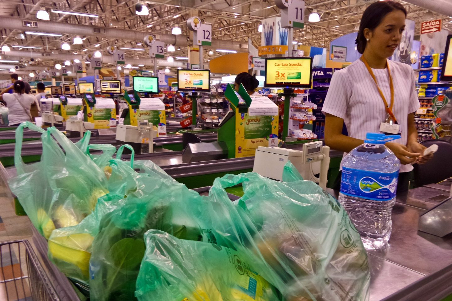 Sacolas plásticas feitas com resina de cana-de-açúcar em supermercado de São Paulo: material reciclável mas não-biodegradável deve ser usado em estabelecimentos do Rio (Foto: Rafael Neddermeyer/ Fotos Públicas)
