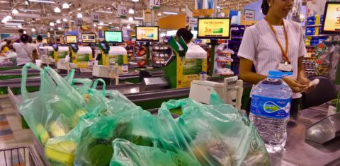 Sacolas plásticas feitas com resina de cana-de-açúcar em supermercado de São Paulo: material reciclável mas não-biodegradável deve ser usado em estabelecimentos do Rio (Foto: Rafael Neddermeyer/ Fotos Públicas)