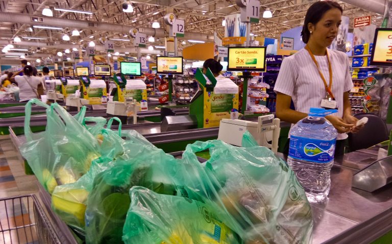 Sacolas plásticas feitas com resina de cana-de-açúcar em supermercado de São Paulo: material reciclável mas não-biodegradável deve ser usado em estabelecimentos do Rio (Foto: Rafael Neddermeyer/ Fotos Públicas)