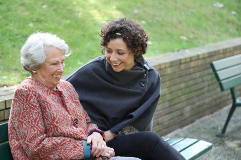 Em Paris, cerca de 300 pares já foram formados por associações que intermedeiam os candidatos, como a "Ensemble 2 Générations". Foto Associação "Ensemble2Générations"