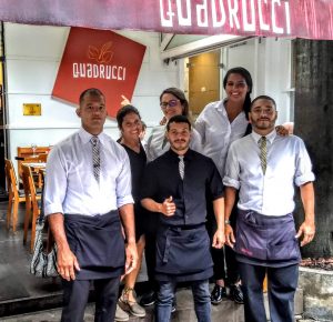 Fernanda (de preto) em meio aos funcionários do Quadrucci durante um treinamento sobre sustentabilidade no restaurante (Foto: Divulgação)