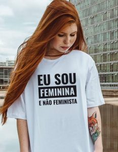 Loja vende blusa com o dizer "Eu sou feminina e não feminista" (Foto: Divulgação)