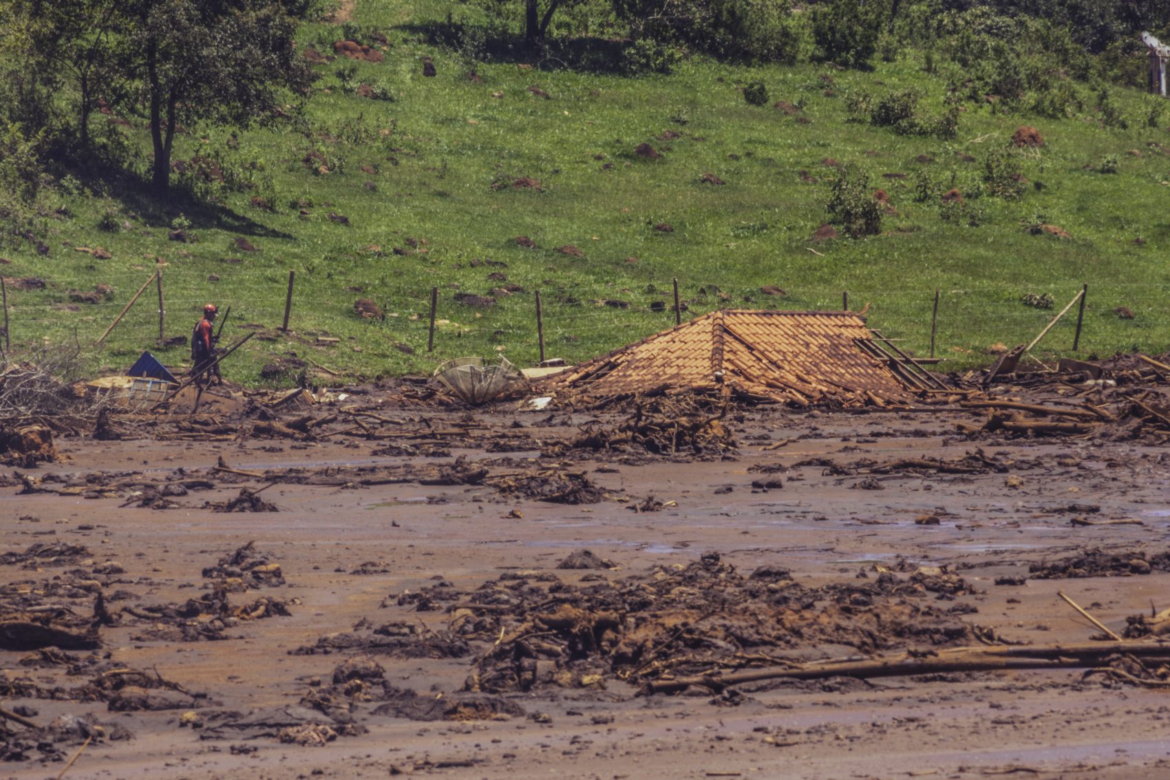 Um mês depois do crime ambiental, bombeiros seguem as buscas por corpos embaixo dos rejeitos tóxicos da Vale, no Parque da Cachoeira, Brumadinho. (Foto: Andre Mantelli)