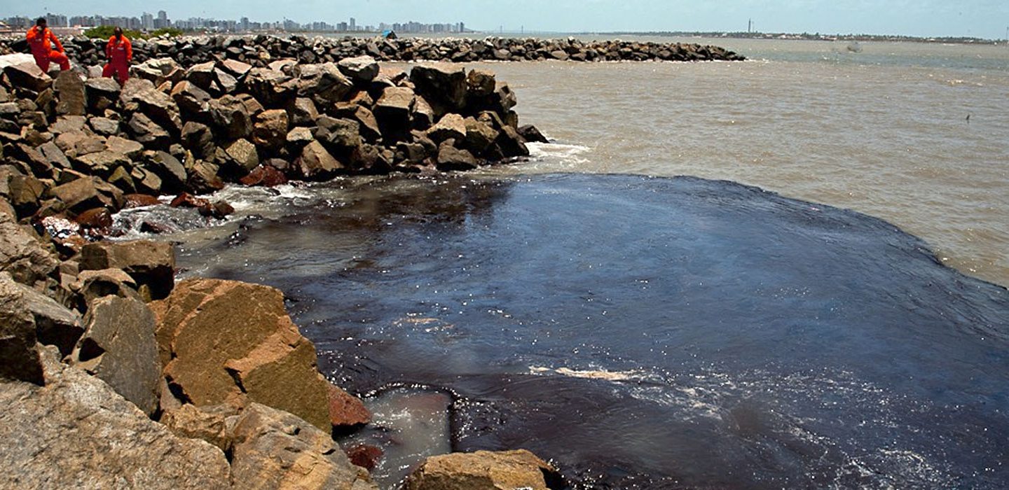 Mancha de óleo no mar perto de Aracaju em outubro: pesquisadores avaliam eficiência de materiais na remoção do óleo no litoral nordestino (Foto: Marcos Rodrigues/Governo de Sergipe)