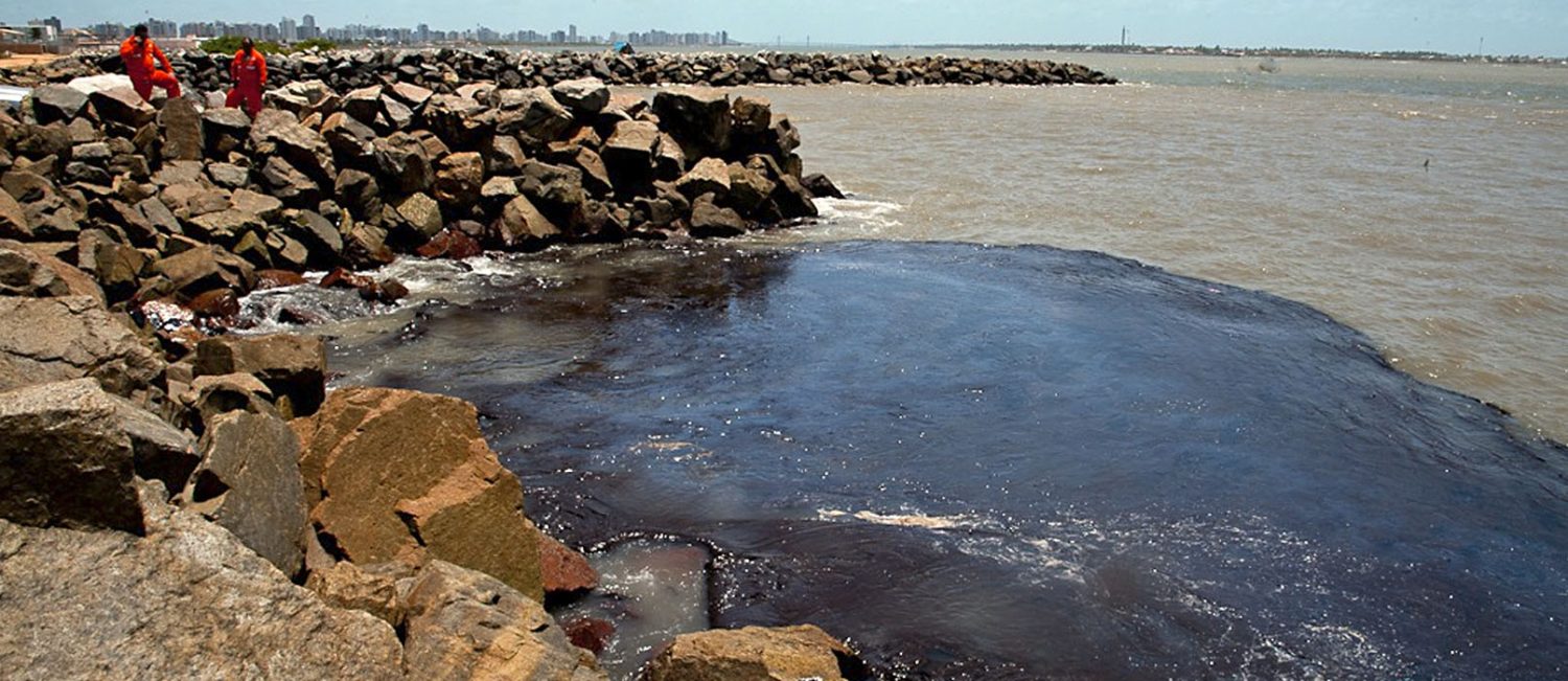 Mancha de óleo no mar perto de Aracaju em outubro: pesquisadores avaliam eficiência de materiais na remoção do óleo no litoral nordestino (Foto: Marcos Rodrigues/Governo de Sergipe)