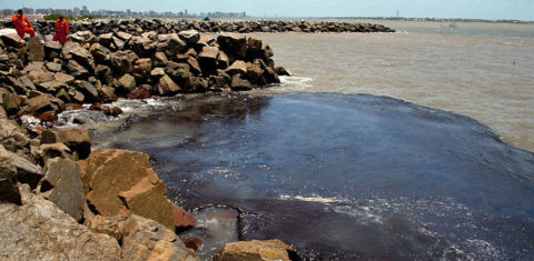 Mancha de óleo no mar perto de Aracaju em outubro: pesquisadores avaliam eficiência de materiais na remoção do óleo no litoral nordestino (Foto: Marcos Rodrigues/Governo de Sergipe)