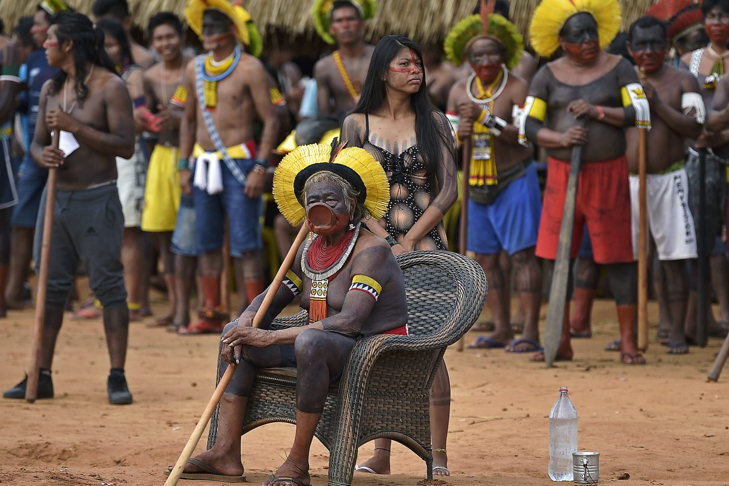 O cacique Raoni Metkure à frente do encontro com mais de 600 pessoas na Aldeia Piaraçu, em Mato Grosso: documento com críticas às políticas de Bolsonaro e suas ameaças aos povos indígenas (Foto: Carl de Souza/AFP)