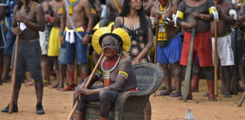 O cacique Raoni Metkure à frente do encontro com mais de 600 pessoas na Aldeia Piaraçu, em Mato Grosso: documento com críticas às políticas de Bolsonaro e suas ameaças aos povos indígenas (Foto: Carl de Souza/AFP)
