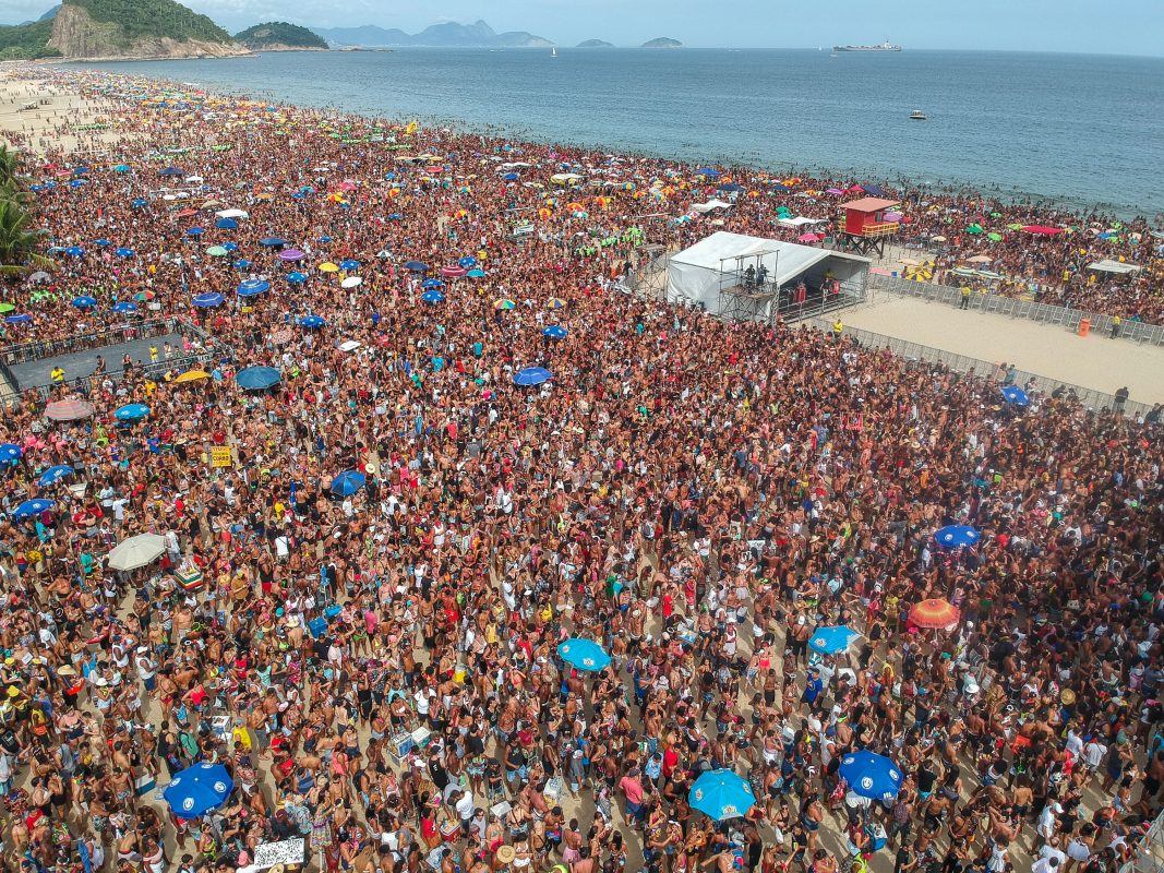 Multidão estimada em 300 mil na praia de Copacabana para show do Bloco da Favorita: tumulto previsível e pancadaria no final (Foto: Allan Carvalho/AGIF/AFP)