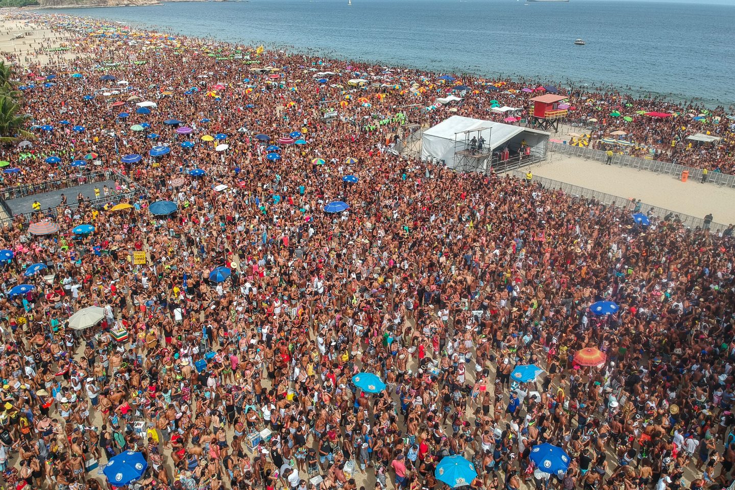 Multidão estimada em 300 mil na praia de Copacabana para show do Bloco da Favorita: tumulto previsível e pancadaria no final (Foto: Allan Carvalho/AGIF/AFP)