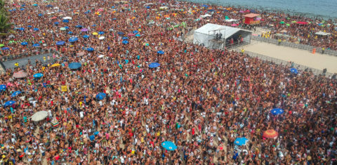 Multidão estimada em 300 mil na praia de Copacabana para show do Bloco da Favorita: tumulto previsível e pancadaria no final (Foto: Allan Carvalho/AGIF/AFP)