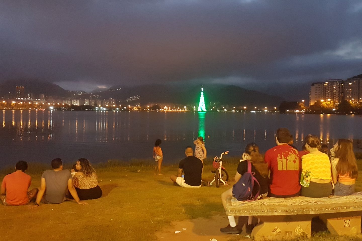 A árvore de Natal, flutuante e iluminada, da Lagoa: 70 metros de altura e 900 mil lâmpadas (Foto: Oscar Valporto)