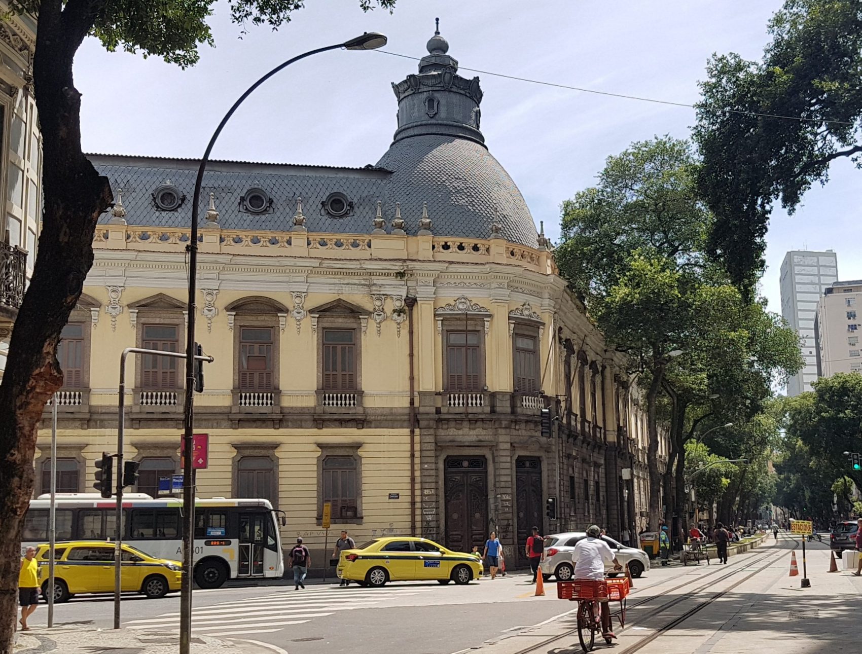 O prédio do Pedro II na Marechal Floriano, inaugurado em 1837 e reformado em 1874: de escola para a elite a endereço tradicional de movimentos de protesto (Foto: Oscar Valporto)