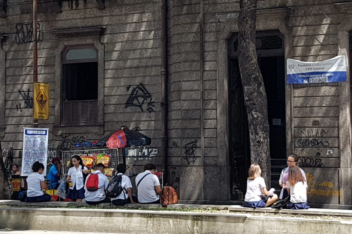 Alunos do Pedro II em frente ao centenário prédio da Marechal Floriano onde faixa saúda "o melhor colégio público do estado": bons resultados no Enem e crítica do presidente (Foto: Oscar Valporto)
