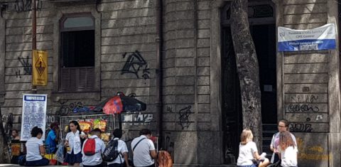 Alunos do Pedro II em frente ao centenário prédio da Marechal Floriano onde faixa saúda "o melhor colégio público do estado": bons resultados no Enem e crítica do presidente (Foto: Oscar Valporto)