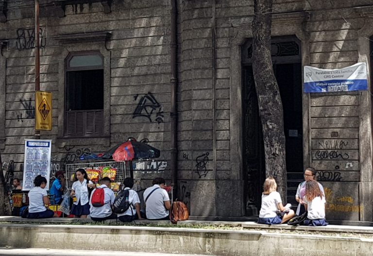 Alunos do Pedro II em frente ao centenário prédio da Marechal Floriano onde faixa saúda "o melhor colégio público do estado": bons resultados no Enem e crítica do presidente (Foto: Oscar Valporto)