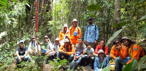 Coletores de sementes na Floresta Nacional do Rio Preto, núcleo do Programa Arboreto: 300 projetos formam Pacto pela Restauração da Mata Atlântica (Foto: Programa Arboretum/Divulgação)