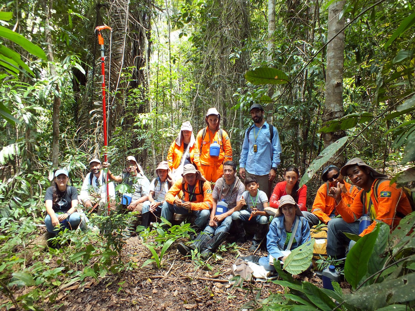 Coletores de sementes na Floresta Nacional do Rio Preto, núcleo do Programa Arboreto: 300 projetos formam Pacto pela Restauração da Mata Atlântica (Foto: Programa Arboretum/Divulgação)