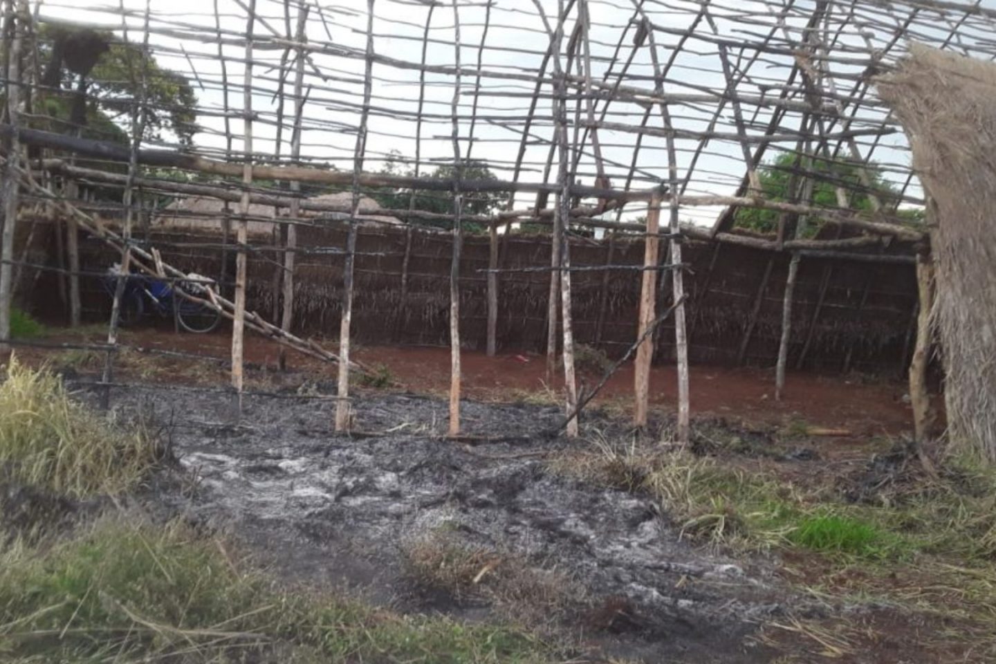 Parte de Casa de Reza da comunidade Laranjeira Nhanderu, destruída pelo fogo: indígenas ameaçados em Mato Grosso do Sul (Foto: Divulgação)