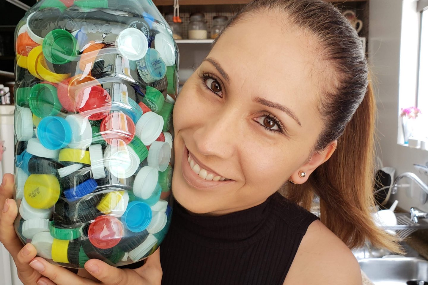 A professora e empresária Ana Lucia Zattar Coelho, criadora do perfil Ana Catadora, com tampinhas para reciclagem: sucesso com dicas de resoluções sustentáveis no Ano Novo (Foto: Arquivo Pessoal)
