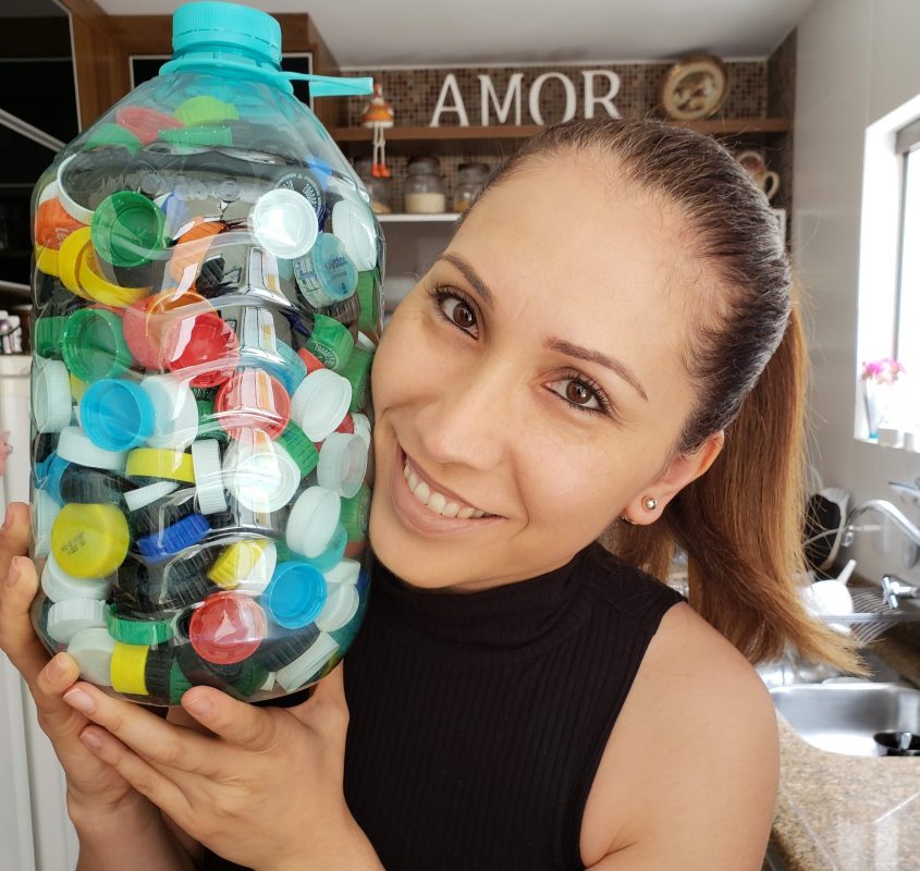 A professora e empresária Ana Lucia Zattar Coelho, criadora do perfil Ana Catadora, com tampinhas para reciclagem: sucesso com dicas de resoluções sustentáveis no Ano Novo (Foto: Arquivo Pessoal)