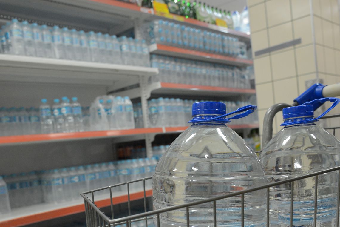 Crise de qualidade da água encanada aumenta a procura por água mineral engarrafada nos supermercados do Rio. Foto Fernando Frazão/Agência Brasil