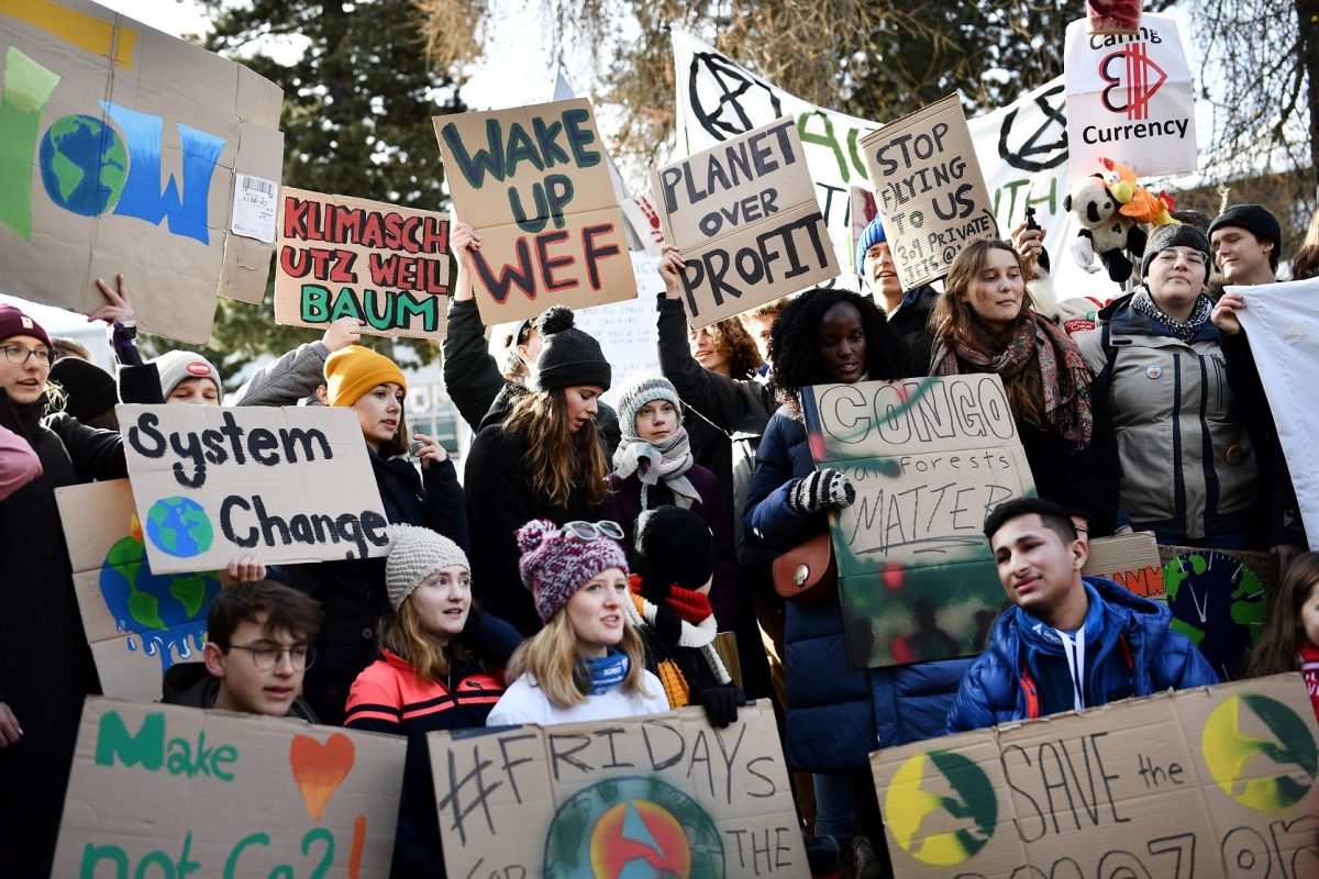 Ativistas climáticos, entre eles a jovem Greta Thunberg (C), protestam durante o Fórum de Davos. Foto Fabrice Coffrini/AFP