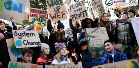 Ativistas climáticos, entre eles a jovem Greta Thunberg (C), protestam durante o Fórum de Davos. Foto Fabrice Coffrini/AFP